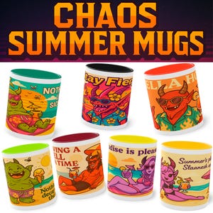 Puede incluir: Un conjunto de tazas de cerámica con la inscripción "CHAOS SUMMER MUGS". Cada taza presenta un personaje de dibujos animados con gafas de sol, disfrutando de unas vacaciones en la playa. Las tazas tienen varias frases como "NOT SIC" y "ELLA H".