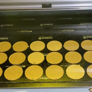 Mutoh-druckbare Datei für den Mutoh 661 UV Drucker. Eine Vorrichtung zum Drucken von 80 Stück 2-Zoll-Festplatten. Der Mutoh-Druckbereich ist 18x24 Zoll.