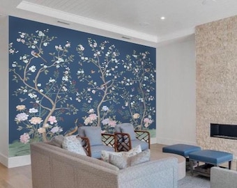 Papel de parede azul estilo Chinoiserie – Desenho de jardim com flores de cerejeira, mural floral botânico com pássaros.