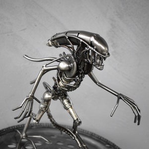 Mini Metal Monster : tail down (small item)