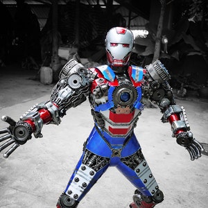 Recycled Metal Man (Blue&Red) (1.20m / 4 ft height)