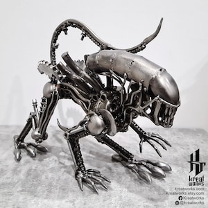 Recycle Metal Onslaught Monster --- Xenomorph / metal sculpture / scrap metal art / metal art / Steampunk / Dieselpunk