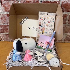 Caixa de presente do Snoopy para ela – Conjunto de presente fofo | Caixa de autocuidado | Papelaria + Vaso + Chaveiro | Pacote surpresa kawaii