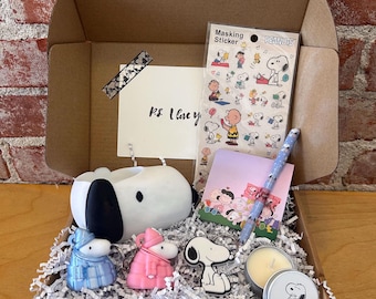 Caixa de Presente Snoopy para Ela – Conjunto de Presente Fofo | Caixa de Autocuidado | Papelaria + Vaso de Plantas + Chaveiro | Pacote Surpresa Kawaii | Kit Temático Peanuts