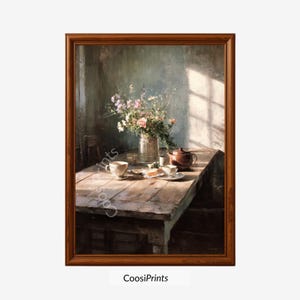 Könnte beinhalten: Gerahmtes Stillleben-Gemälde, das einen Holztisch mit einem Blumenstrauß, Teetassen und einer Teekanne zeigt. Das Kunstwerk verwendet weiche Beleuchtung und eine gedämpfte Farbpalette, wodurch eine ruhige Atmosphäre entsteht. Der Text "CoosiPrints" befindet sich unten.