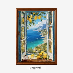 Könnte beinhalten: Ein gerahmtes Ölgemälde, das ein offenes Fenster mit blauen Fensterläden zeigt, mit Blick auf eine Küstenlandschaft mit tiefblauem Meer und Bergen. Gelbe Zitronen hängen an einem Zweig und liegen auf dem Fensterbrett im Vordergrund.
