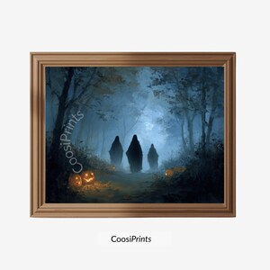 Könnte beinhalten: Ein gerahmter Kunstdruck, der einen dunklen, nebligen Wald bei Nacht mit drei silhouettierten Gestalten auf einem Pfad zeigt. Leuchtende Kürbisse stehen im Vordergrund auf dem Boden. Der Text CoosiPrints ist sichtbar.