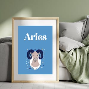 Puede incluir: Un póster imprimible azul y blanco con la palabra "Aries" y una ilustración estilizada de una cabeza de carnero con cuernos azules y una estrella blanca.