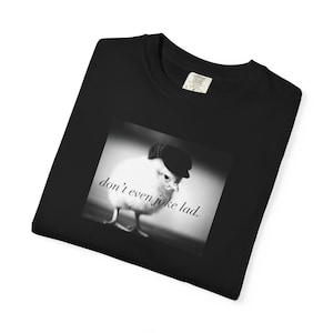 Pode incluir: Camiseta preta com uma imagem em preto e branco de um pintinho usando um chapéu. A imagem inclui o texto "don't even joke lad."