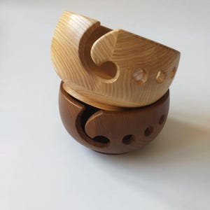 Bol fait main en bois de frêne foncé : rangement pour tricot et crochet