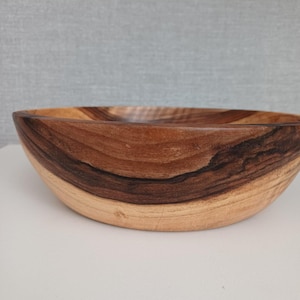 Handcrafted Walnut Wood Bowl: Live Edge Rustic Decor (23cm, 360g)