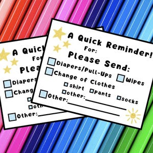 Puede incluir: Dos tarjetas de recordatorio blancas con estrellas doradas y el texto "A Quick Reminder!" y "Please Send:" con casillas de verificación para "Diapers/Pull-Ups", "Change of Clothes", "Wipes", "Shirt", "Pants", "Socks", y "Other".