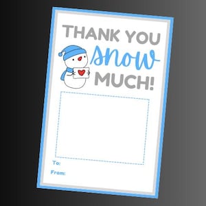 Peut inclure: Carte rectangulaire à bordure bleu clair et intérieur blanc. Elle présente un bonhomme de neige tenant un cœur et le texte "THANK YOU snow MUCH!" en gris et bleu. Espace pour "À:" et "De:" en bas.