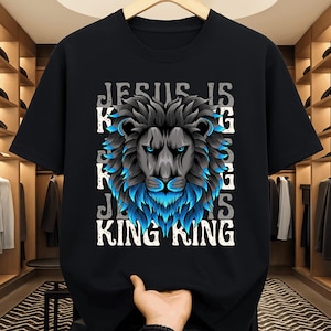 イエスは王様シャツ - クリスチャンライオンTシャツ。信仰深い男性や夫・息子への贈り物に最適 - ブルーライオン宗教ストリートウェア