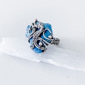 Anello cavalluccio marino blu, anello con pietra di apatite grezza, apatite grezza, gioielli con cavalluccio marino, anello blu, gioielli da resort sulla spiaggia,