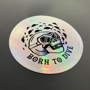 Sticker born to dive - tête de mort holographique Rond 80mm
