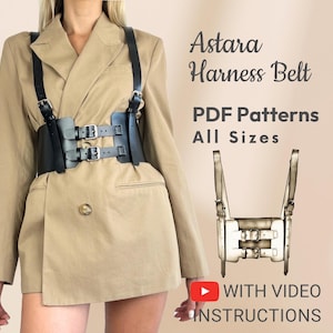 Op de afbeelding: Een zwarte leren harnasriem met dubbele gespen. De riem wordt getoond op een model dat een beige blazer draagt. De afbeelding bevat ook een lijntekening van de harnasriem met de tekst "Astara Harness Belt PDF Patterns All Sizes" en "With Video Instructions".