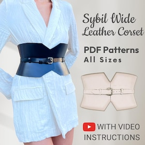 Könnte beinhalten: Ein schwarzes Lederkorsett mit einer Schnallenverschluss. Das Korsett wird an einem Model gezeigt, das ein weißes Kleid trägt. Das Bild enthält auch Text, der "Sybil Wide Leather Corset", "PDF Patterns All Sizes" und "With Video Instructions" lautet.