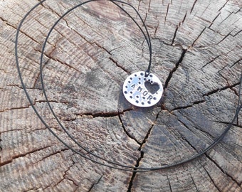 Colgante único de cobre puro hecho a mano con la palabra "AMOR" ("LOVE" en español) --- envío gratuito a todo el mundo