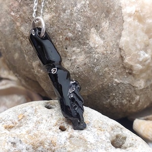 Unique handmade Asturian jet fig sign hand shape carved pendant, 100% natural and sterling silver --- free worldwide shipping