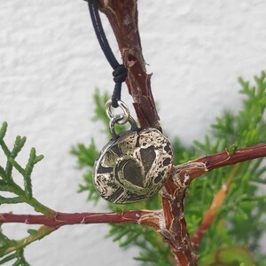Colgante de plata fina hecho a mano único con un corazón --- envío gratuito en todo el mundo