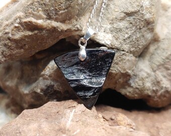 Unique handmade Asturian jet pendant, 100% natural, with triangle shape and sterling silver --- free worldwide shipping