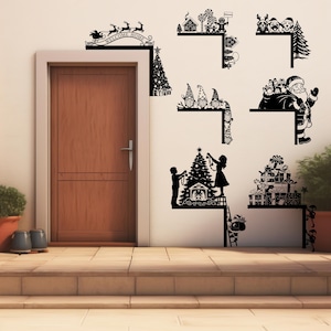 Puede incluir: Arte decorativo de pared negro con siluetas navideñas. Los diseños incluyen a Papá Noel, renos, árboles de Navidad, gnomos y el texto "WELCOME HOME". El arte se exhibe en una pared blanca cerca de una puerta de madera.