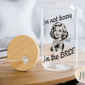 Bossy Bride 16オンス ガラスカップ 竹製蓋とストロー付き ブライダルシャワーギフト ウェディングプランニングタンブラー 未来の奥様へのギフト