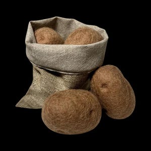 Felt Potatoes in Hessian Sack - Set of 5 – Handmade Felt Pretend Play Toy, Montessori Open-Ended Play, Early Childhood Learning Gift