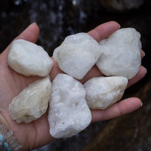 Rå flodmjölkkvarts följeslagarsten | Handplockad alpin fickkristall | Naturlig glaciärformad kvarts från de italienska alperna nr 1