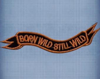 Born Wild Rocker-lapp: Strykbar bikerbroderiapplikation