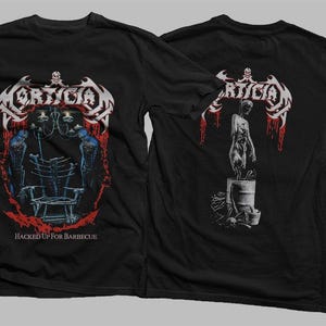 Peut inclure: T-shirt noir avec un imprimé graphique blanc et rouge d'un groupe appelé Mortician. Le devant du t-shirt présente un graphique d'un squelette sur une chaise avec le texte "Hacked Up For Barbeque". Le dos du t-shirt présente un graphique d'un squelette suspendu à un baril.