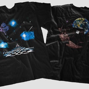 Könnte beinhalten: Schwarzes T-Shirt mit einem Front-Grafik-Design, das eine Weltraumszene mit blauen und weißen Himmelselementen und dem Text "Epitome of Illusions" zeigt. Die Rückseite des Shirts zeigt ein Bild der Erde.