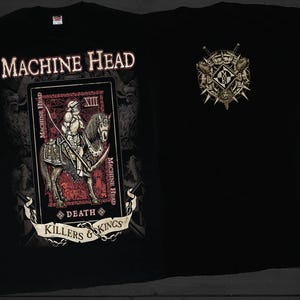 Puede incluir: Camiseta negra con el nombre de la banda "Machine Head" en letras blancas sobre un diseño de carta del tarot. La carta representa un caballero a caballo con la palabra "Death" y "Killers & Kings" debajo. Un emblema más pequeño está en la espalda.