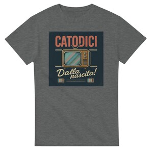 Puede incluir: Una camiseta gris oscuro con un gráfico de estilo vintage de un televisor y el texto "CATODICI Dalla nascita!"