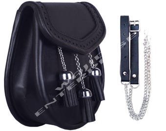 Puede incluir: Sporran de cuero negro con cierre de solapa, costuras decorativas y tres borlas plateadas. Incluye una correa de cuero negro a juego y una cadena plateada. Un accesorio escocés tradicional.