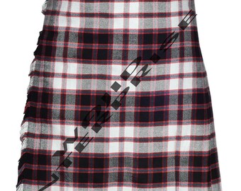 Puede incluir: Un kilt de tartán con un patrón de cuadros clásico en negro, blanco y rojo. El kilt presenta un borde con flecos en el lateral. La tela está tejida con un diseño escocés tradicional.