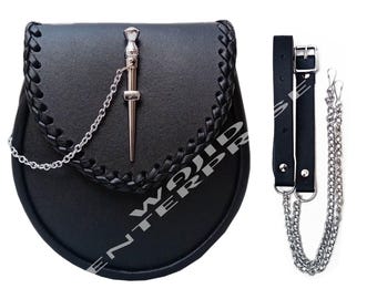 Puede incluir: Sporran de cuero negro con un cantle y cadena plateados, con borde superior trenzado. Incluye correas de cuero negro con hebillas y una cadena plateada. Un accesorio escocés tradicional.