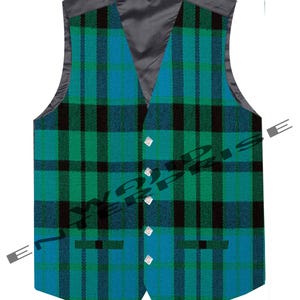 Può includere: Un gilet senza maniche con un vivace motivo a quadri nei toni del verde, blu e nero. Il capo presenta uno scollo a V, una fodera interna grigio scuro, cinque bottoni color argento sul davanti e due piccole tasche orizzontali.