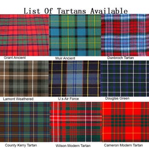 Puede incluir: Una cuadr&iacute;cula de nueve muestras de tela escocesa, cada una con un patr&oacute;n de cuadros &uacute;nico y un nombre. Los tartanes presentan varias combinaciones de colores, incluyendo rojo, verde, azul y negro. El texto en la parte superior dice "List Of Tartans Available."
