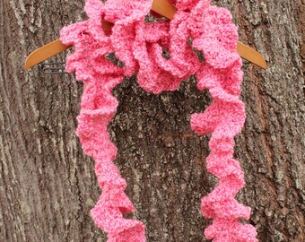 Sciarpa rosa arricciata e arricciata