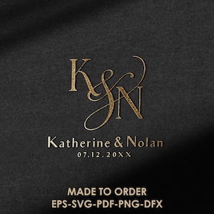 Può includere: Un monogramma color oro che presenta le lettere K e N intrecciate con una e commerciale decorativa. Sotto il monogramma, il testo recita Katherine & Nolan seguito dalla data 07.12.20XX. Il design ha un aspetto metallico e testurizzato.