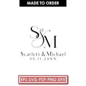 Può includere: Un design grafico digitale con il testo nero MADE TO ORDER in alto. Il centro mostra un monogramma stilizzato delle lettere S e M, seguito dai nomi Scarlett & Michael e dalla data 08.11.20XX. Una barra rossa in basso riporta EPS-SVG-PDF-PNG-DFX.