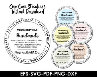 以下が含まれることがあります： 手書きフォントで「Your Cup Was Handmade」と書かれた丸いステッカーのコレクション。ステッカーには「電子レンジ不可」、「手洗いのみ」、「丁寧にお取り扱いください」というフレーズが含まれています。