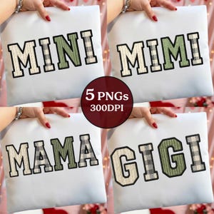 Può includere: Quattro cuscini bianchi con testo ricamato: "MINI", "MIMI", "MAMA" e "GIGI". Le lettere hanno un riempimento strutturato bianco sporco con accenti a quadri verdi e grigi. Una grafica circolare recita "5 PNGS 300DPI".