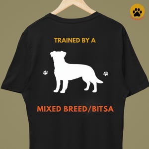 Può includere: Una tazza di ceramica bianca con manico nero e la scritta "But First, Coffee" in nero, in grassetto. La tazza è su una superficie bianca. La tazza è alta 10 cm.