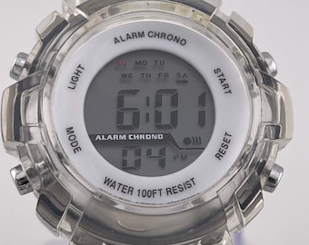 Reloj digital FMD con alarma y cronógrafo FMDCO063 (c. década de 2010): deportivo, correa transparente, resistente al agua hasta 30 metros (no probado)