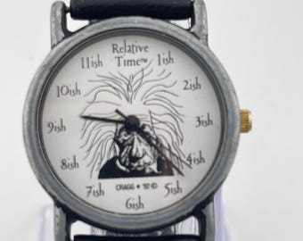 Relatieve tijd Albert Einstein nieuwigheidshorloge (ca. jaren 1990-2000) – 'Ish'-labels, witte wijzerplaat, zwarte leren band