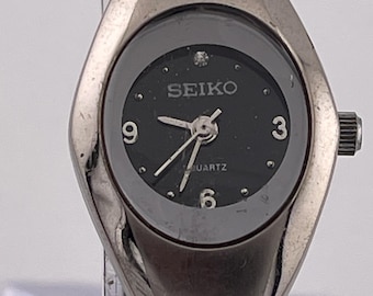 Reloj Seiko vintage de cuarzo para mujer, década de 1980, esfera negra, pulsera de acero inoxidable 9493 RO