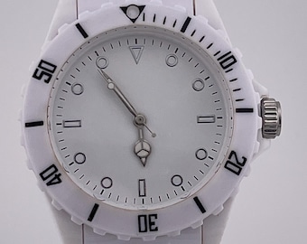 White Diver-Style Quartz Watch c. 2012 – Minimalist Sporty Resin Diver Look